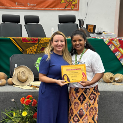 Professora Ingrid H'Oara (à esq.) participando do fórum