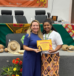 Professora Ingrid H'Oara (à esq.) participando do fórum