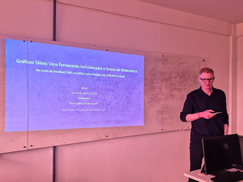 João Paulo na defesa de seu trabalho de conclusão de curso. Imagem: arquivo pessoal