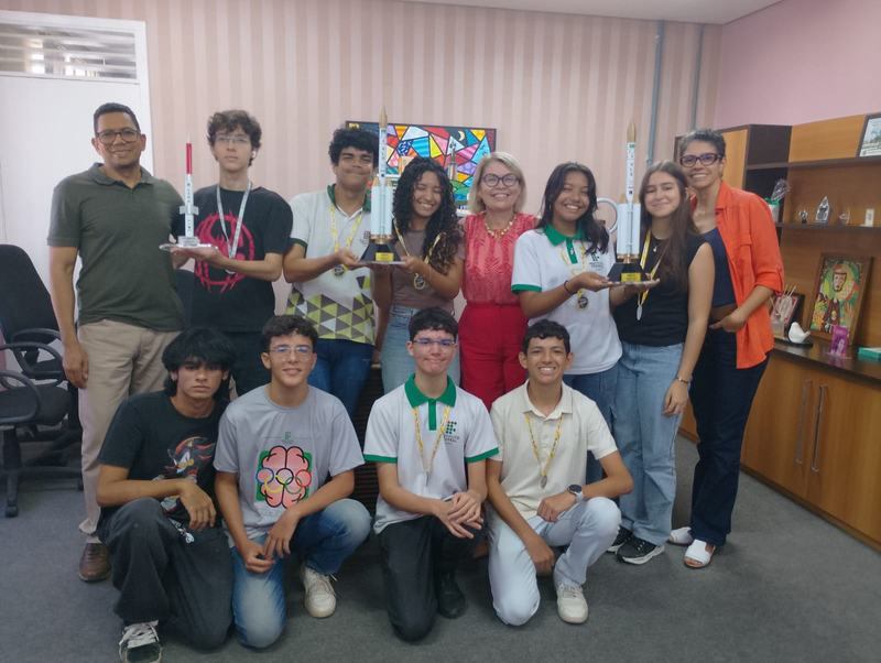 Estudantes com troféus e medalhas sendo recepcionados pela gestão do campus de Maracanaú. Foto: Saulo Rêgo
