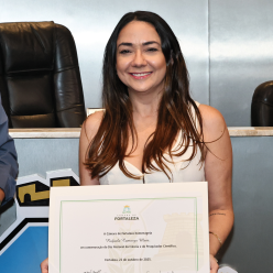 Professora Rafaela Maia na solenidade de homenagem