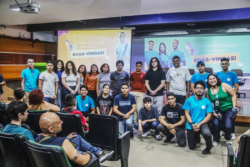 A coordenadora do projeto de extensão, bolsistas e alunos ingressantes dos cursos técnicos integrados do IFCE Fortaleza que participaram do projeto de extensão Interação
