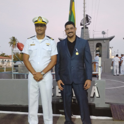 Professor Rubens Feijó ao lado do Oficial da Marinha