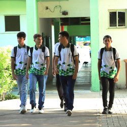 Tabuleiro do Norte - Alunos andando pelo campus