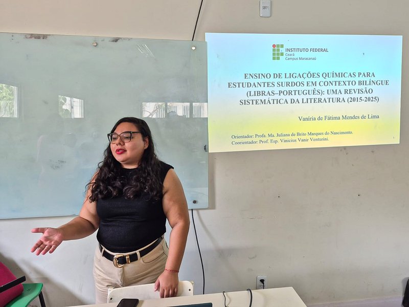 Vaniria na defesa do trabalho de conclusão de curso. Imagem: arquivo pessoal